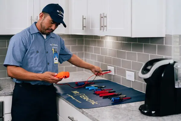 Image of an MRE electrician.